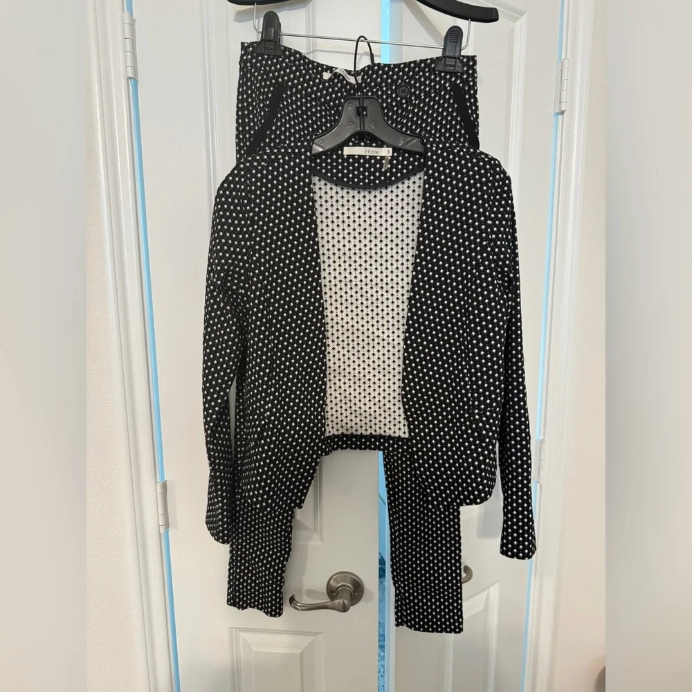 Suit - Picture 4 of 5
